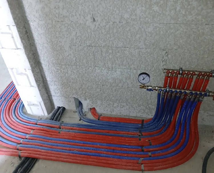 Installation de plancher chauffant et circuits de distribution