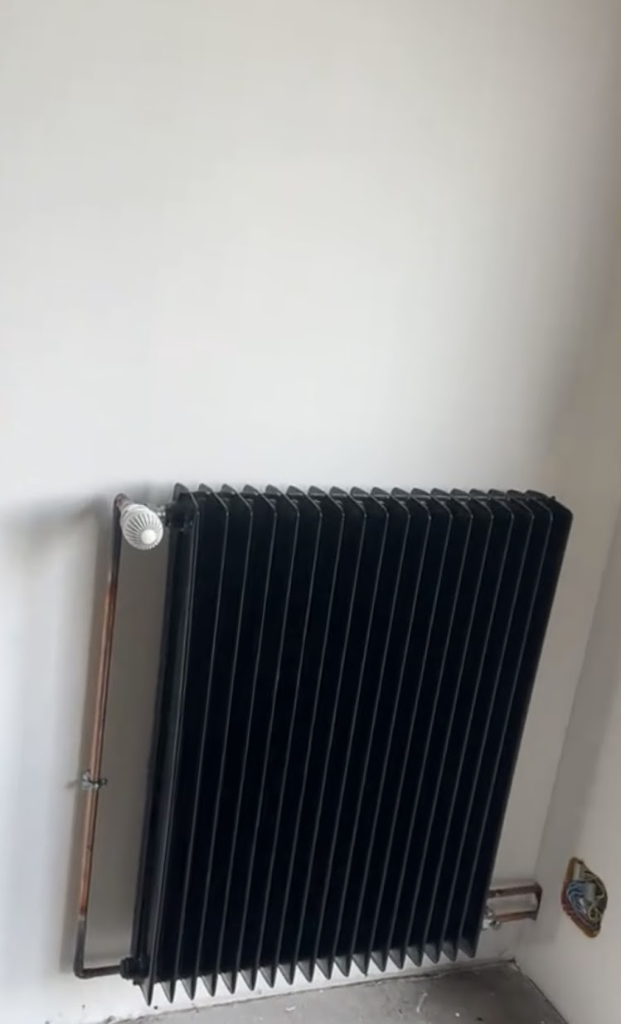 Radiateur moderne noir et raccords en cuivre