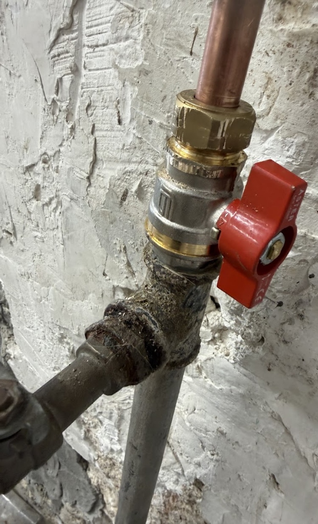 Collecteur sanitaire avec vannes d'arrêt individuelles